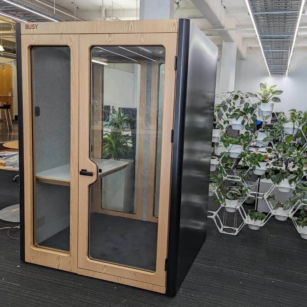 Busypod Medium Work — Black sides / Oak frame